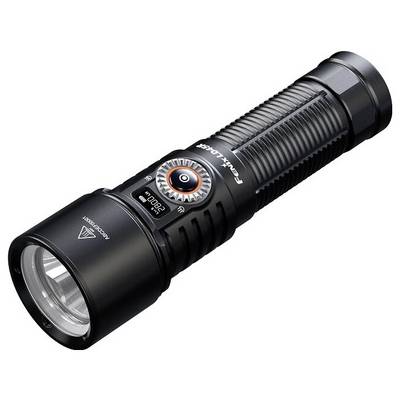 Eine schwarze Handtaschenlampe mit strukturiertem Griff, rundem roten Powerknopf und breiter Linse, mit der Marke 'Fenix' versehen und mit digitaler Anzeige.