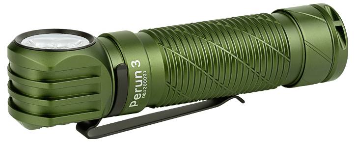 Eine grüne Taschenlampe mit strukturiertem Griff und seitlichem Schalter, beschriftet mit 'Perun 3', ausgestattet mit einer Taschenklammer für die Verwendung ohne Hände, entwickelt für Langlebigkeit.