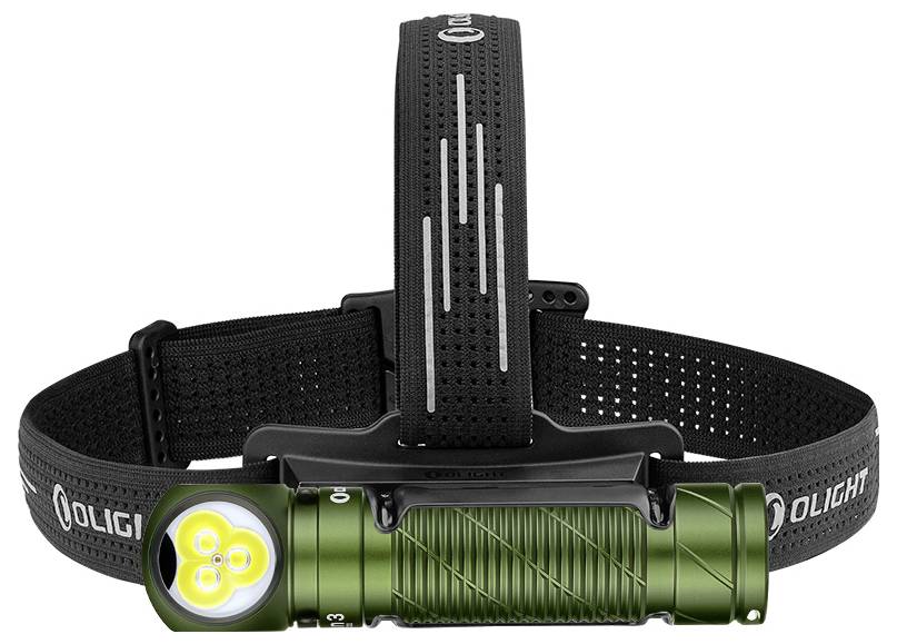 Ein schwarzes Stirnband mit Belüftung hält eine grüne Taschenlampe mit drei LED-Lampen. Das Band ist mit dem Schriftzug 'Olight' in weißer Schrift versehen.