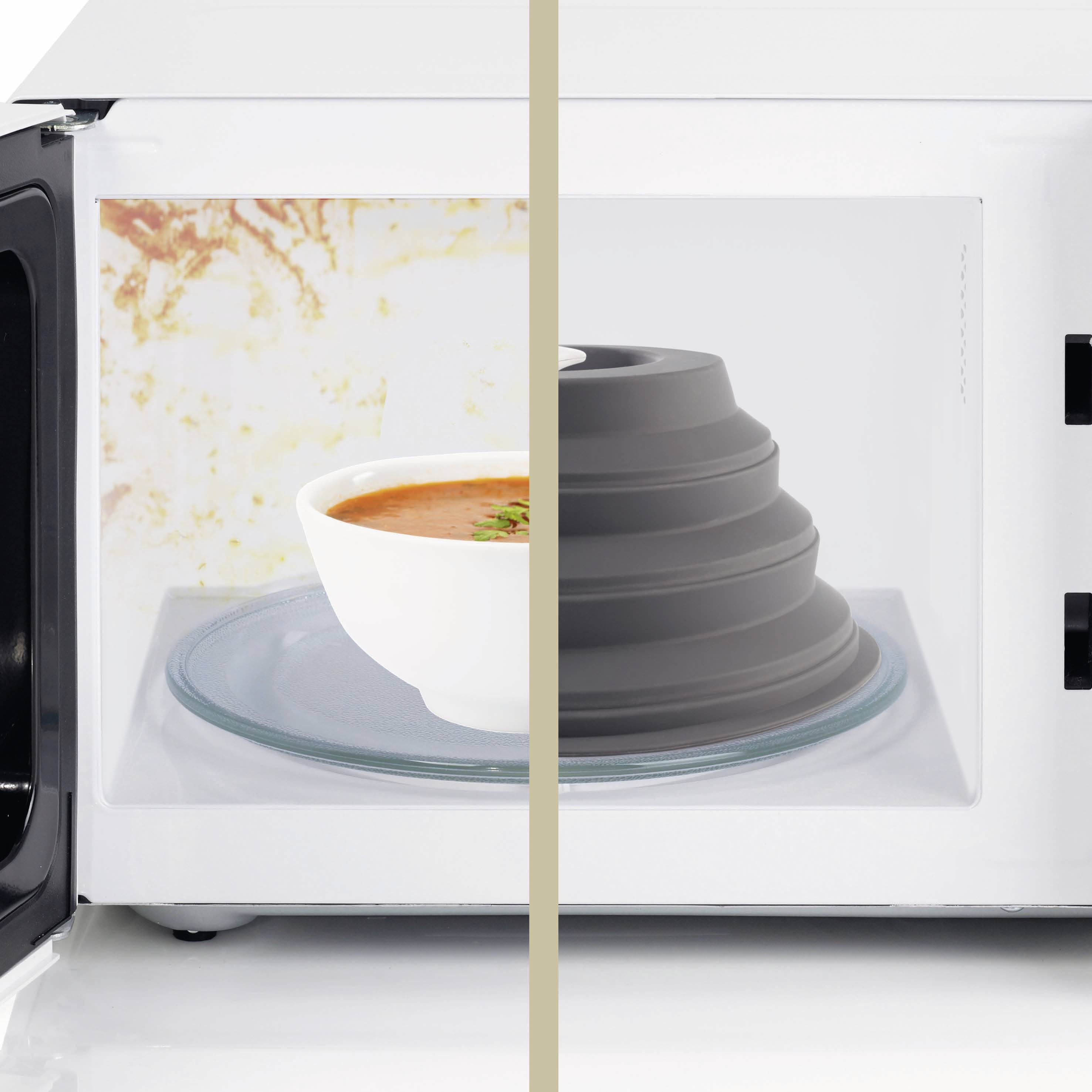 Eine Mikrowelle mit einer Schüssel Suppe links und einer zusammenklappbaren Mikrowellenabdeckung rechts, die einen Vergleich mit und ohne Abdeckung zeigt.