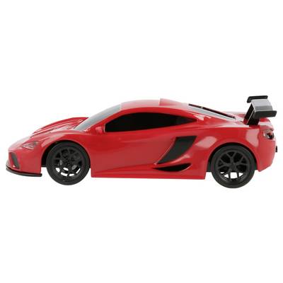 Ein roter Spielzeug-Sportwagen mit elegantem Design, ausgestattet mit einem schwarzen Spoiler und schwarzen Felgen, von der Seite betrachtet.