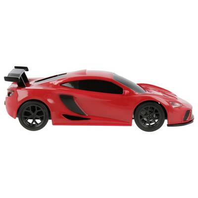 Ein rotes Spielzeugauto mit schwarzen Akzenten und einem großen Heckspoiler, das einem schlanken Sportwagen ähnelt, von der Seite betrachtet.