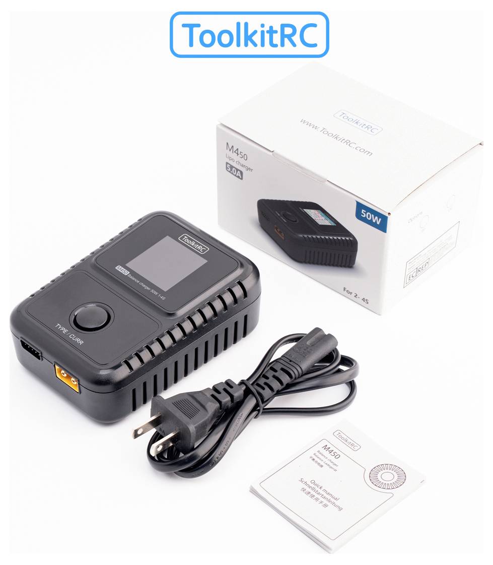 Ein ToolkitRC-Ladegerät mit digitaler Anzeige, zusammen mit seiner Verpackung und einem Netzkabel. Die Verpackung zeigt ein Bild des Ladegeräts.
