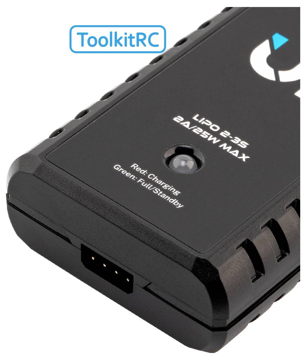 Ein schwarzes elektronisches Gerät mit beschrifteten Anschlüssen und einer Kontrollleuchte, die anzeigt ‚Rot: Laden, Grün: Voll/Bereitschaft.' Die Markierung lautet ‚ToolkitRC.'