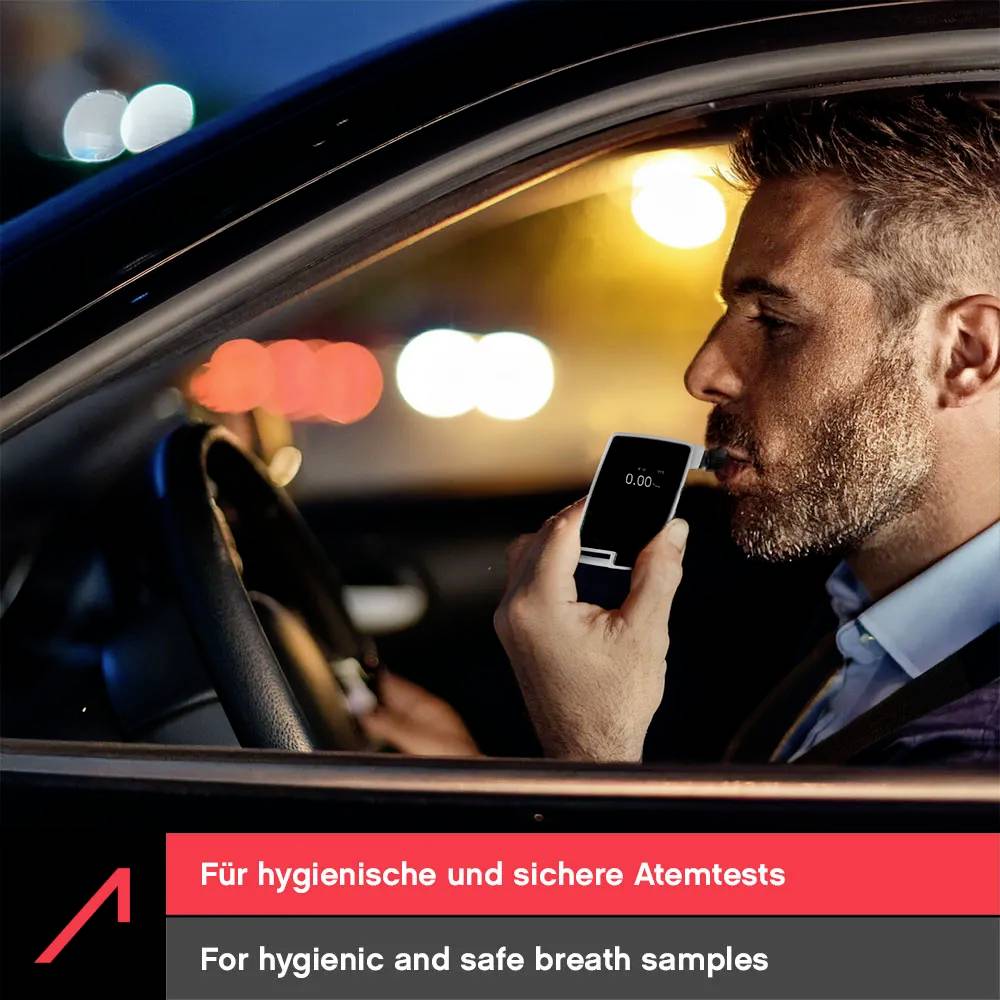 Eine Person verwendet einen Alkoholtester im Auto bei Nacht. Text liest sich: "Für hygienische und sichere Atemproben".