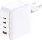 Ein weißer Wandladegerät mit drei USB-C-Anschlüssen und einem USB-A-Anschluss, der für das schnelle Laden mehrerer Geräte gleichzeitig entwickelt wurde.