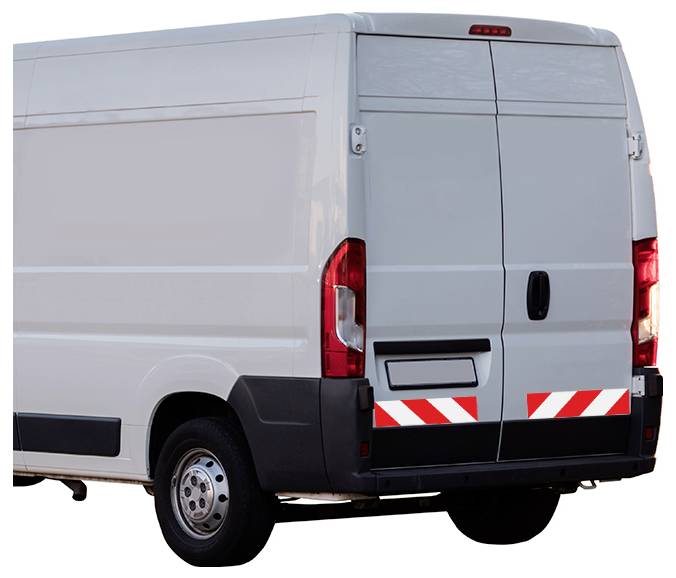 Ein weißer Lieferwagen, von hinten betrachtet, mit rot-weißem reflektierendem Klebeband auf der Stoßstange und den Hecktüren zur Verbesserung der Sichtbarkeit.