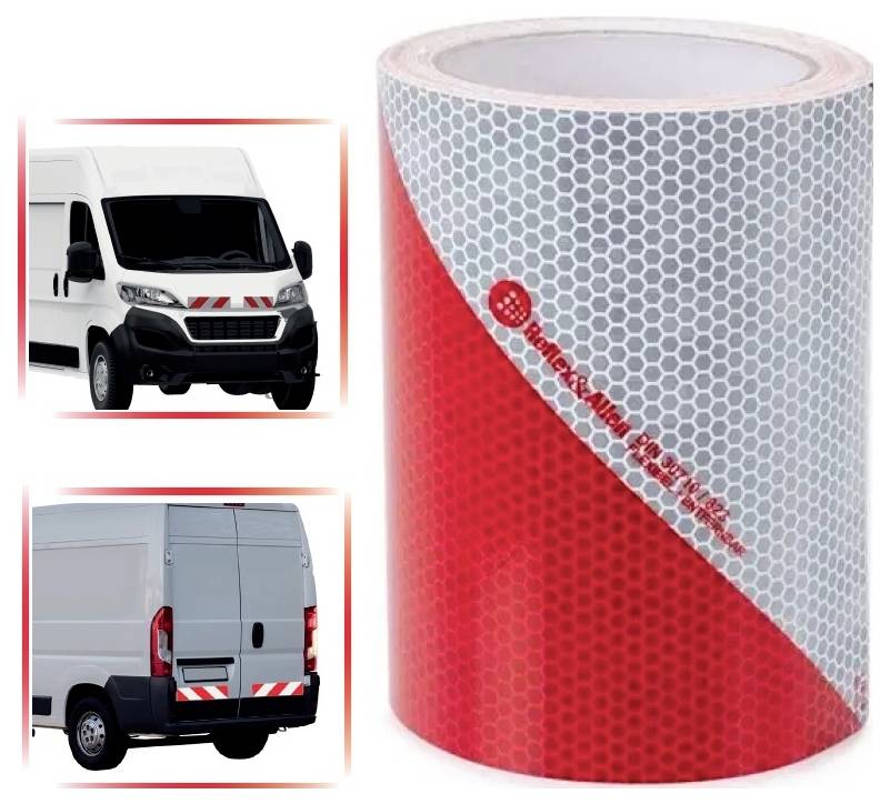 Reflektierendes rotes und silbernes Klebeband mit einem Muster. Daneben sind zwei weiße Transporter zu sehen, beide mit ähnlichem reflektierendem Klebeband an Front und Heck versehen.