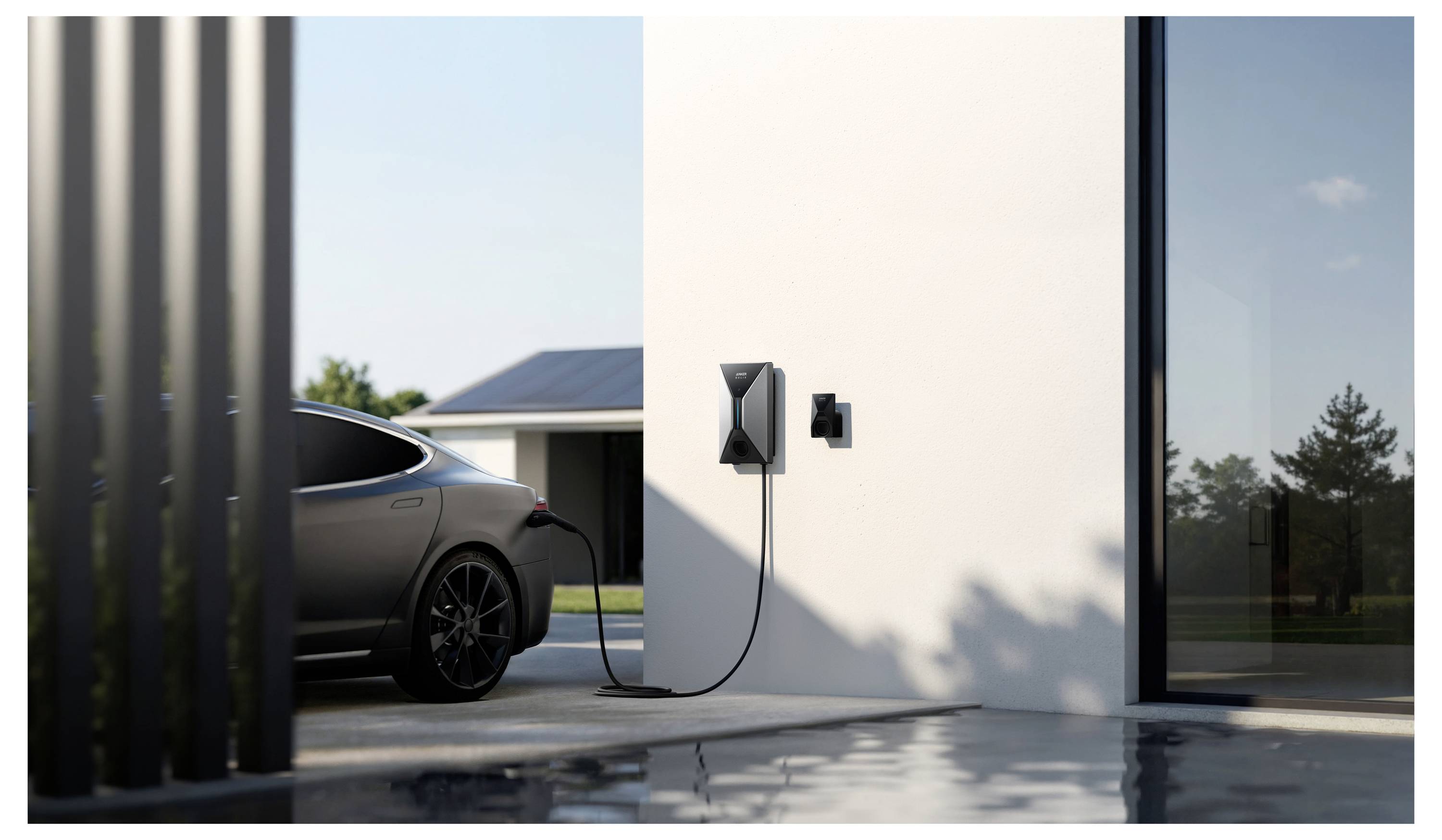Ein Elektroauto ist an einem wandmontieren Ladegerät außerhalb eines modernen Hauses angeschlossen, was das Aufladen von Elektrofahrzeugen zu Hause andeutet.