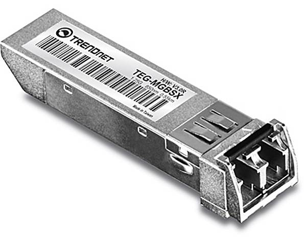Ein metallischer TRENDnet TEG-MGBSX Gigabit SFP-Transceiver mit Barcode und Anschluss wird gezeigt, der für Netzwerkverbindungen verwendet wird.