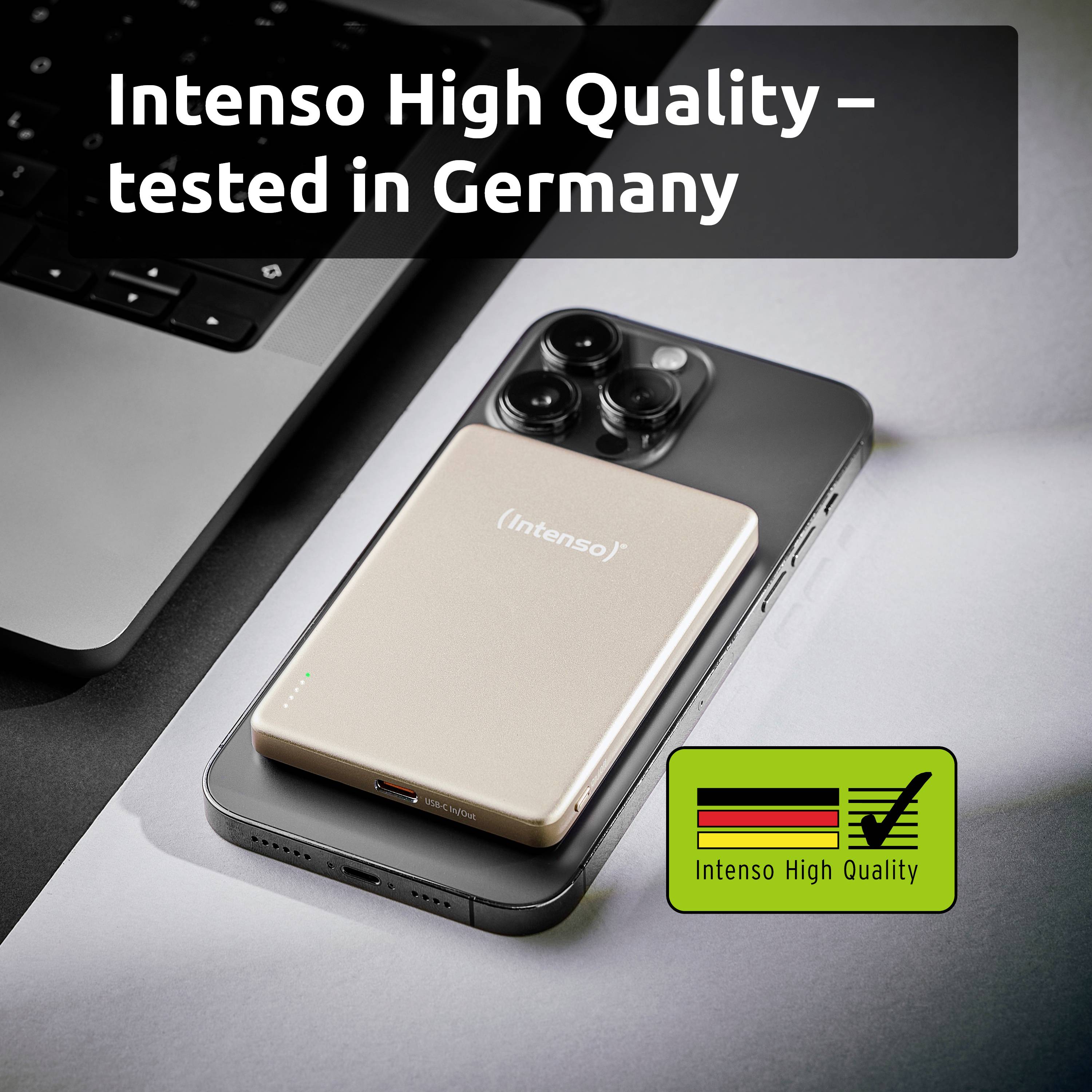 "Intenso High Quality - in Deutschland getestet" Text auf dem Telefonbildschirm neben einem Laptop, der die Zuverlässigkeit und Qualitätsmarke des Produkts hervorhebt.