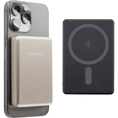 Ein Smartphone mit einem magnetischen Powerbank-Akkupack, neben einem kabellosen Ladegerät. Die Powerbank zeigt die Aufschrift "Intenso".