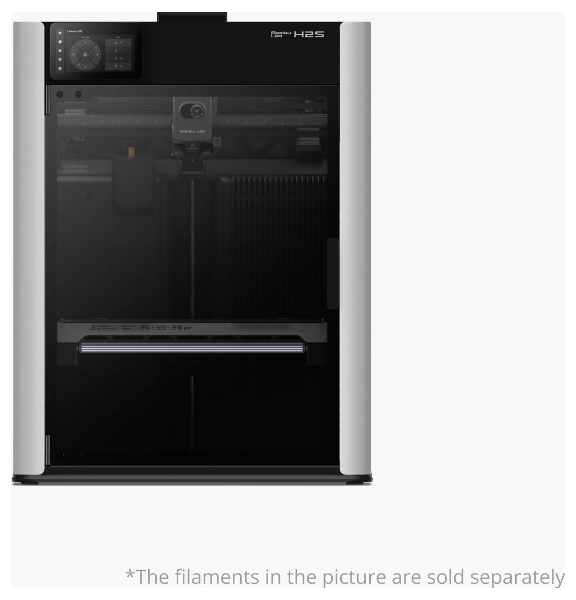 Ein 3D-Drucker in einem geschlossenen schwarzen und silbernen Schrank. Text darunter liest: "Die Filamente auf dem Bild werden separat verkauft".