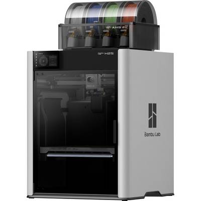 Ein 3D-Drucker mit mehreren Filamentspulen oben, mit der Aufschrift „Bambu Lab", was auf eine vielseitige Druckfähigkeit hindeutet.