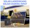 Ein Solarpanel, das mit einer Stromeinheit verbunden ist, wird in der Sonne neben einem Fahrzeug positioniert. Der Text lautet „Solar Charging Input" (Solarlade-Eingabe).