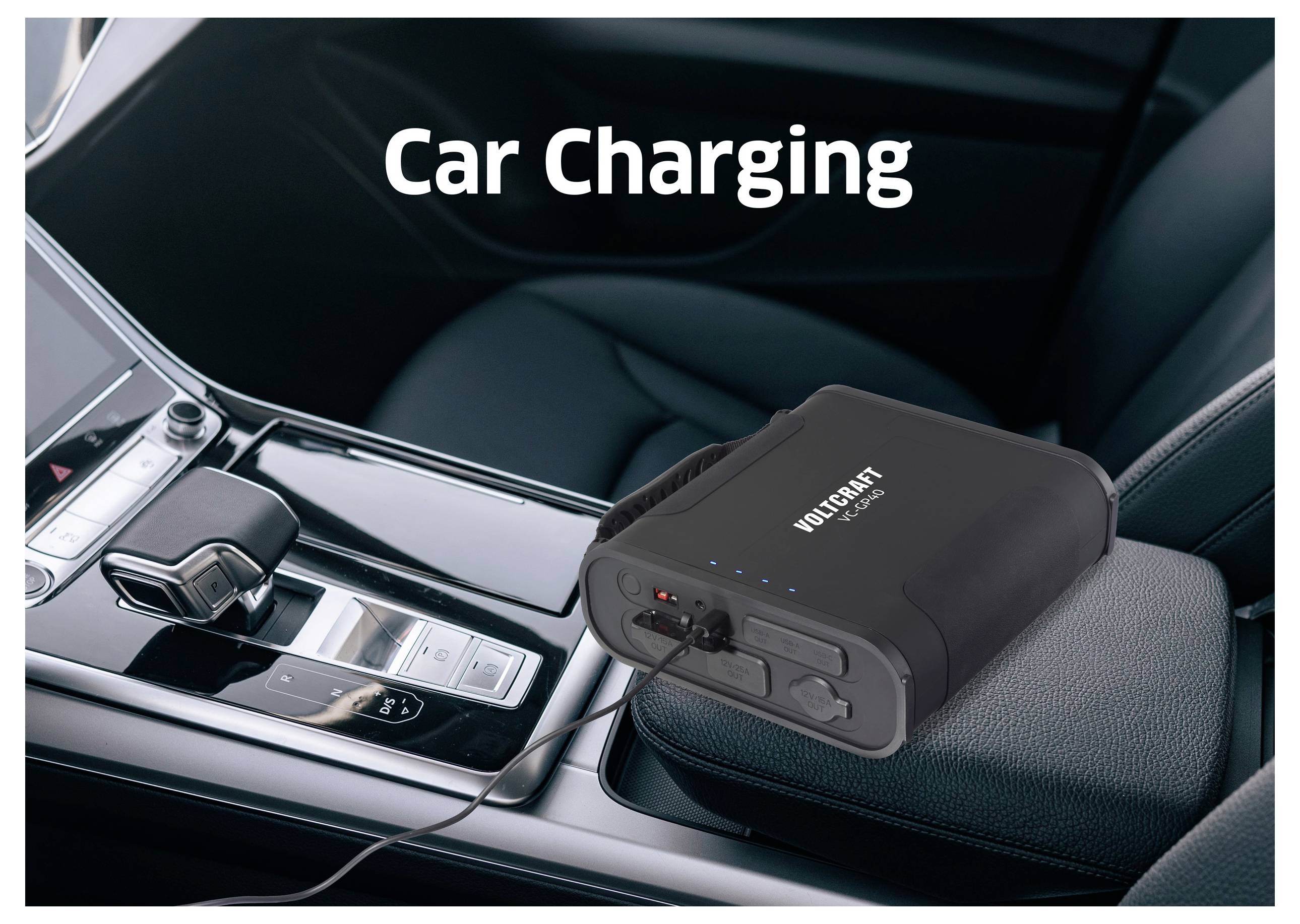 „Aufladen des Autos" Text über einem tragbaren Ladegerät auf einem Autositz, mit einem Kabel, das mit dem Ladeanschluss des Fahrzeugs verbunden ist.