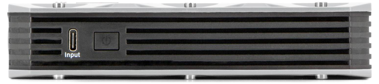 Ein schwarzes elektronisches Gerät mit lüftungsartigen horizontalen Schlitzen und einem kleinen, mit ‚Input' beschrifteten Anschluss auf der Vorderseite.