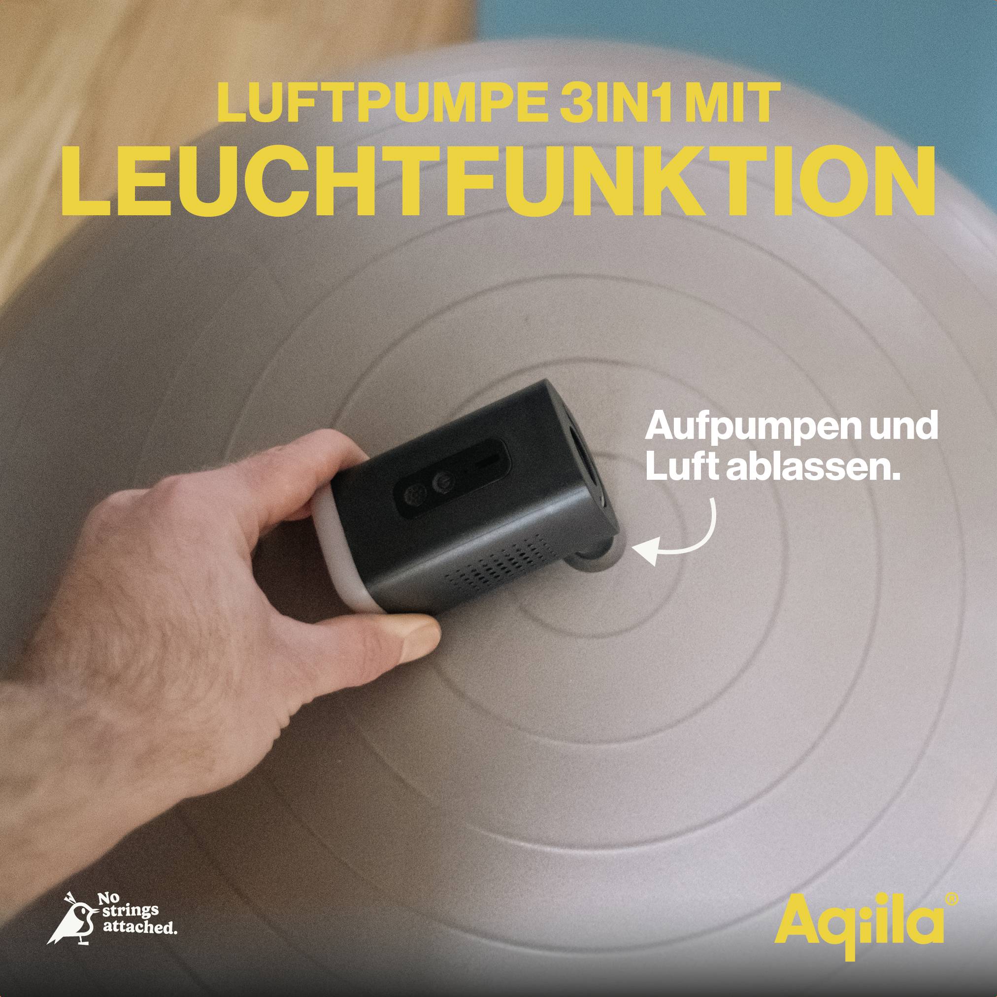 Hand mit einer aufblasbaren Pumpe an einem Fitnessball, mit deutscher Beschriftung 'Luftpumpe 3in1 mit Leuchtfunktion', die die Funktionen der Pumpe anzeigt.