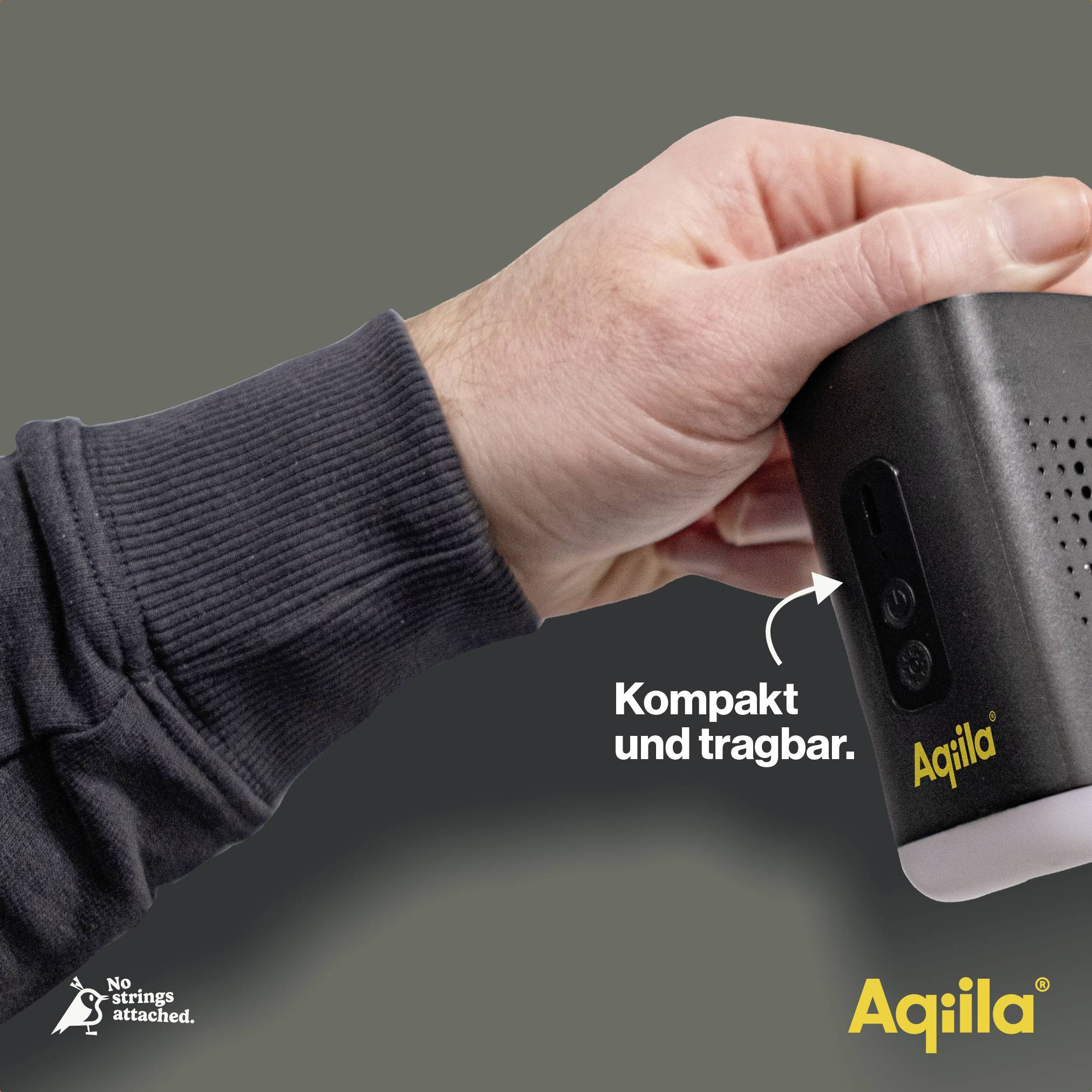 Eine Hand, die einen kompakten schwarzen Projektor der Marke 'Aqiila' hält. Text lautet 'Kompakt und tragbar'.