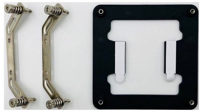 Ein CPU-Kühler-Montagesatz mit zwei Metallhalterungen und einer schwarzen Kunststoff-Rückplatte, der zum Befestigen eines Kühlers an einem Motherboard verwendet wird.