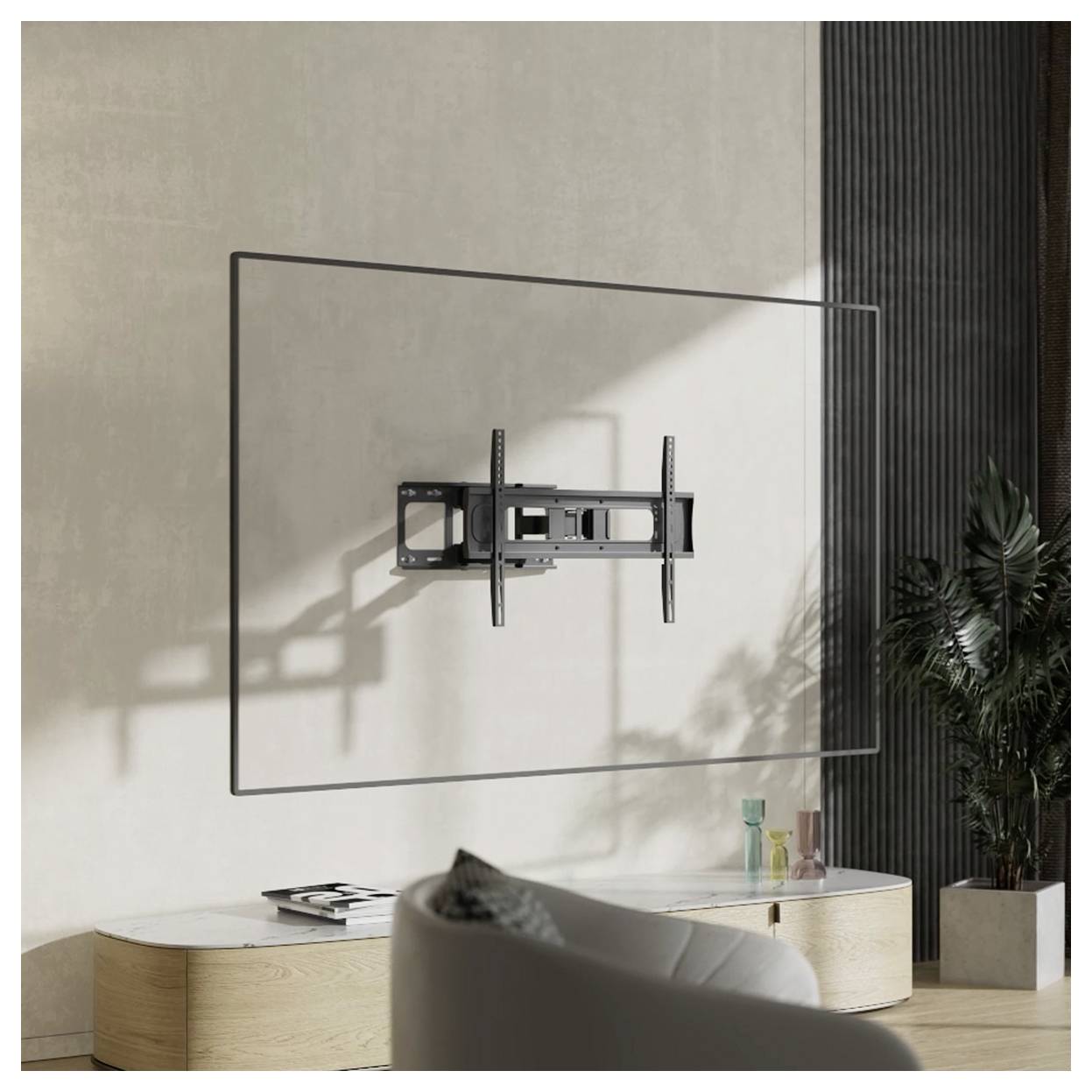 Eine TV-Wandhalterung, die an einer beigen Wand montiert ist und einen Schatten wirft. Ein modernes Wohnzimmer mit einem kleinen Schrank und einer Pflanze in der Ecke.