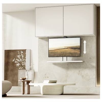 Ein moderner, minimalistischer Wohnraum mit hellen Beige-Tönen, der einen an der Wand montierten Fernseher unterhalb von zwei geschlossenen Schränken und einem dekorativen Gemälde umfasst.