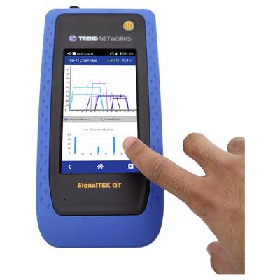 Ein blaues tragbares Gerät zeigt ein WLAN-Kanaldiagramm. Ein Finger berührt den Bildschirm und deutet auf die Interaktion mit dem SignalTEK QT-Modell hin.