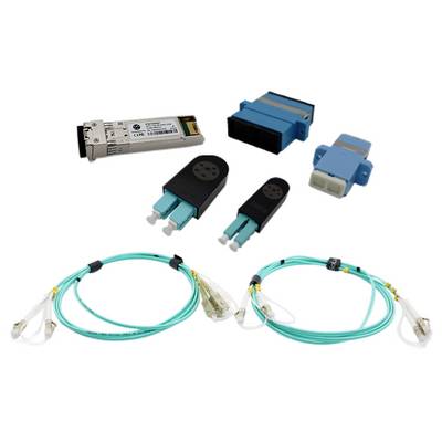 Das Bild zeigt verschiedene Komponenten für Glasfasernetzwerke, einschließlich eines SFP-Moduls, Glasfaseradapter und aquafarbener Patchkabel.