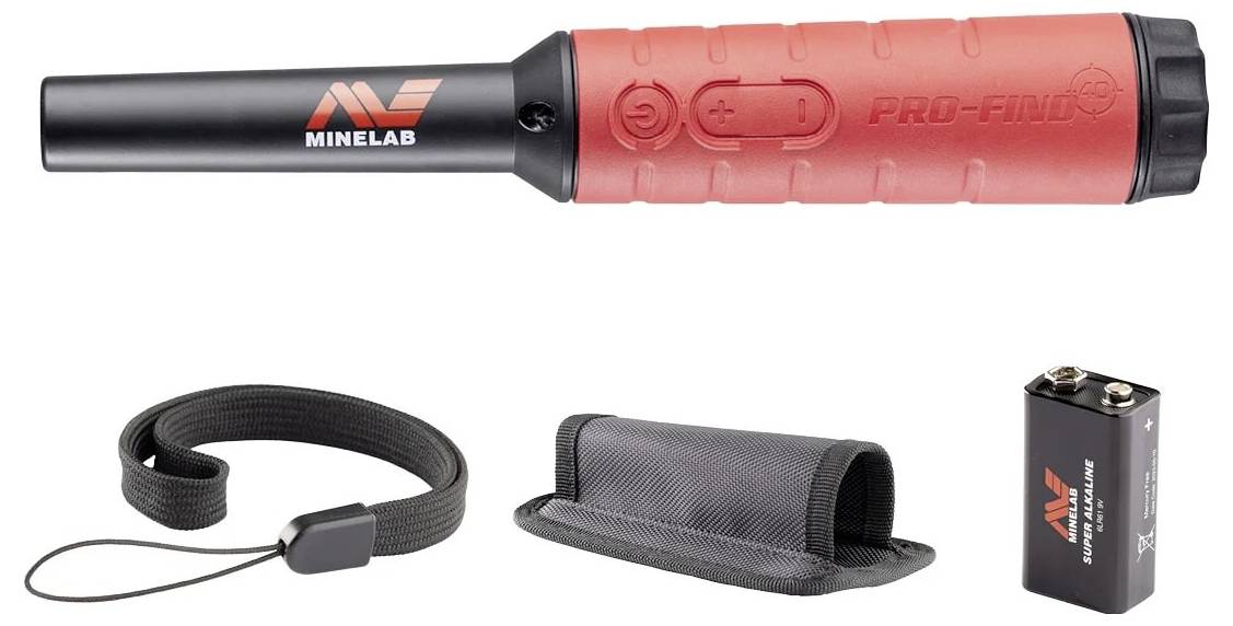 'Minelab PRO-FIND' Pinpointer mit orangefarbenem Griff, inklusive schwarzem Handgelenkband, Holster und einer 9V-Batterie. Verwendet für die Metallsuche.