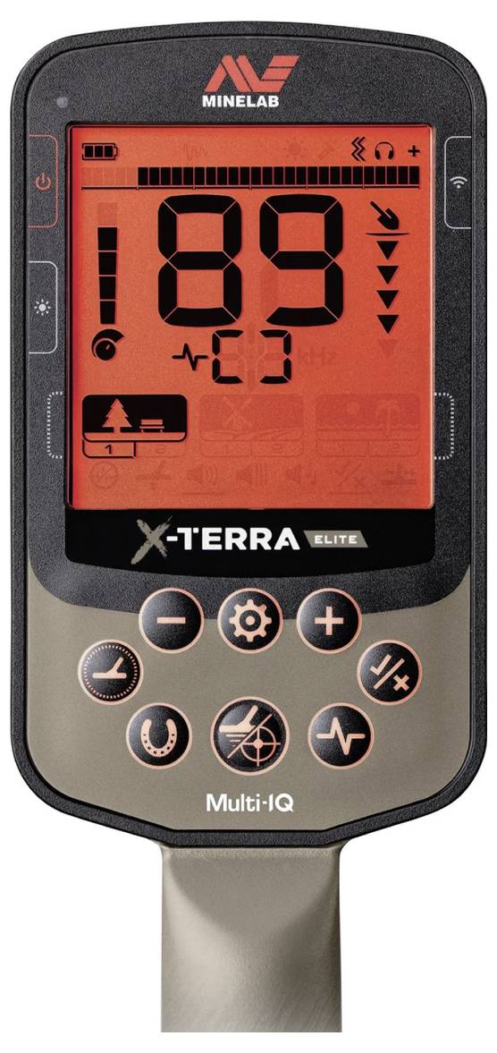 Ein Metalldetektor-Bedienfeld mit der Zahl 89 auf einem roten LCD-Bildschirm, mit verschiedenen Symbolen und Tasten, die mit X-TERRA Elite und Multi-IQ beschriftet sind.