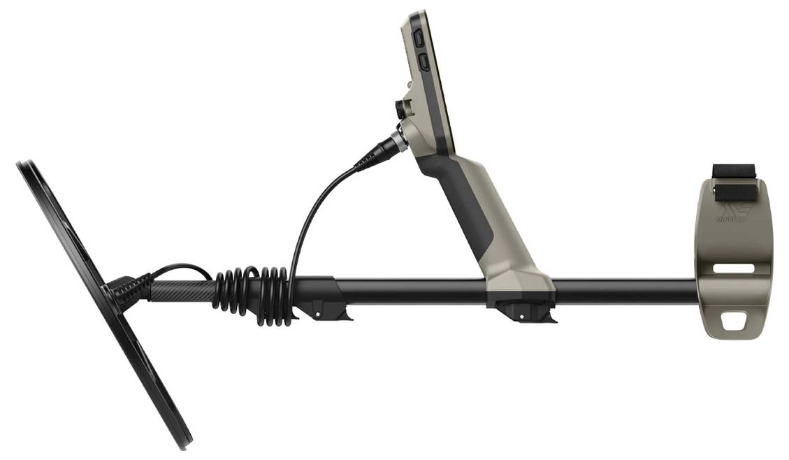 Ein Metallsuchgerät mit einer schwarzen Spule und braunem Griff, ausgestattet mit einem Bildschirm, der am Schaft montiert ist und durch ein Spiralkabel verbunden wird.