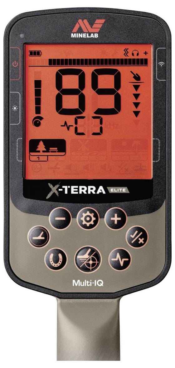 Ein Metalldetektor-Display mit der großen Zahl '89' und verschiedenen Symbolen und Einstellungen. Der Markenname 'Minelab X-TERRA' ist darunter sichtbar.