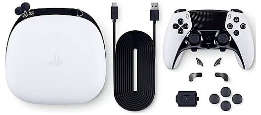 Ein Gaming-Konsolen-Zubehörset enthält einen drahtlosen Controller, ein schwarzes Kabel, Daumengriff-Kappen und eine weiße Tragetasche mit Markenlogo.