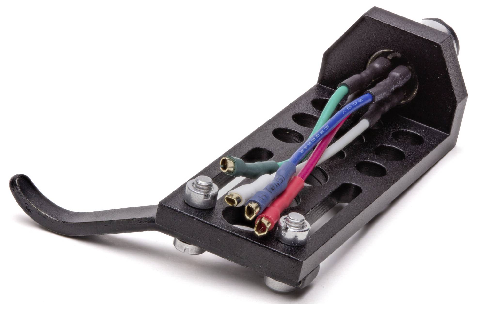Eine Nahaufnahme eines Tonabnehmer-Headshells mit vier farbigen Kabeln (rot, grün, blau, weiß) für Audioverbindungen in einem Plattenspieler.