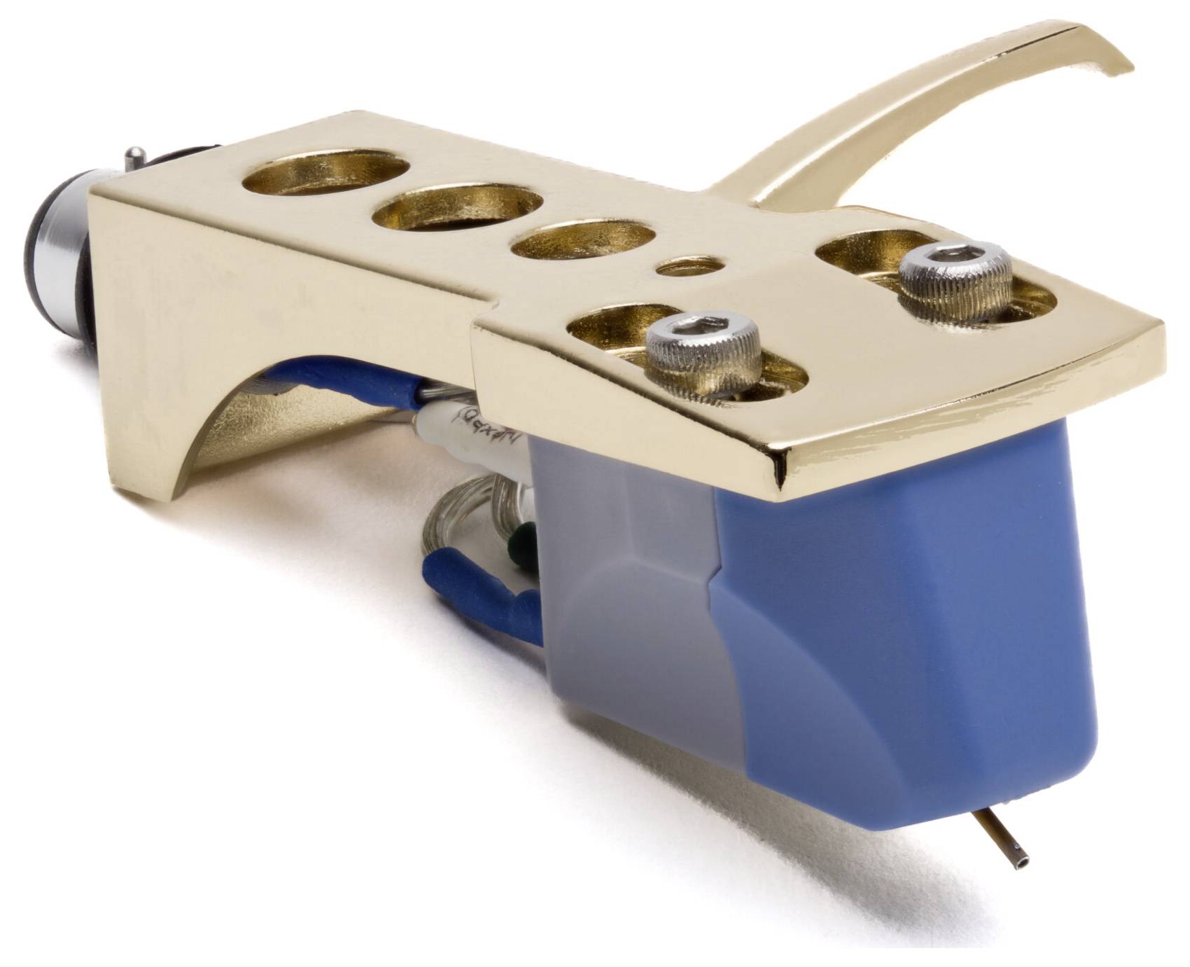 Eine Nahaufnahme einer Plattenspieler-Tonabnehmereinheit, die einen goldfarbenen Stylus-Halter mit einem blauen Tonabnehmergehäuse zeigt und dessen Komponenten hervorhebt.