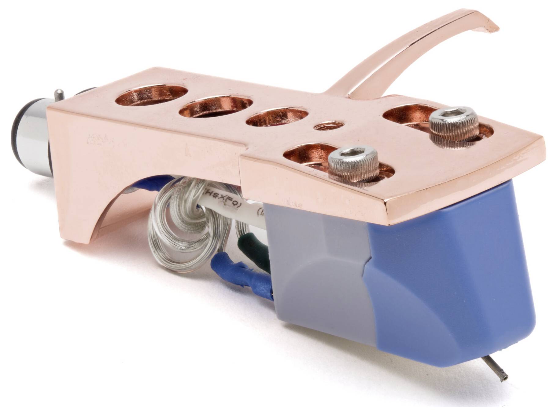 Eine Phono-Tonabnehmer-Headshell in Kupfer und Blau für einen Plattenspieler ist zu sehen, die einen Stylus und Verkabelung in einem Metallgehäuse enthält.