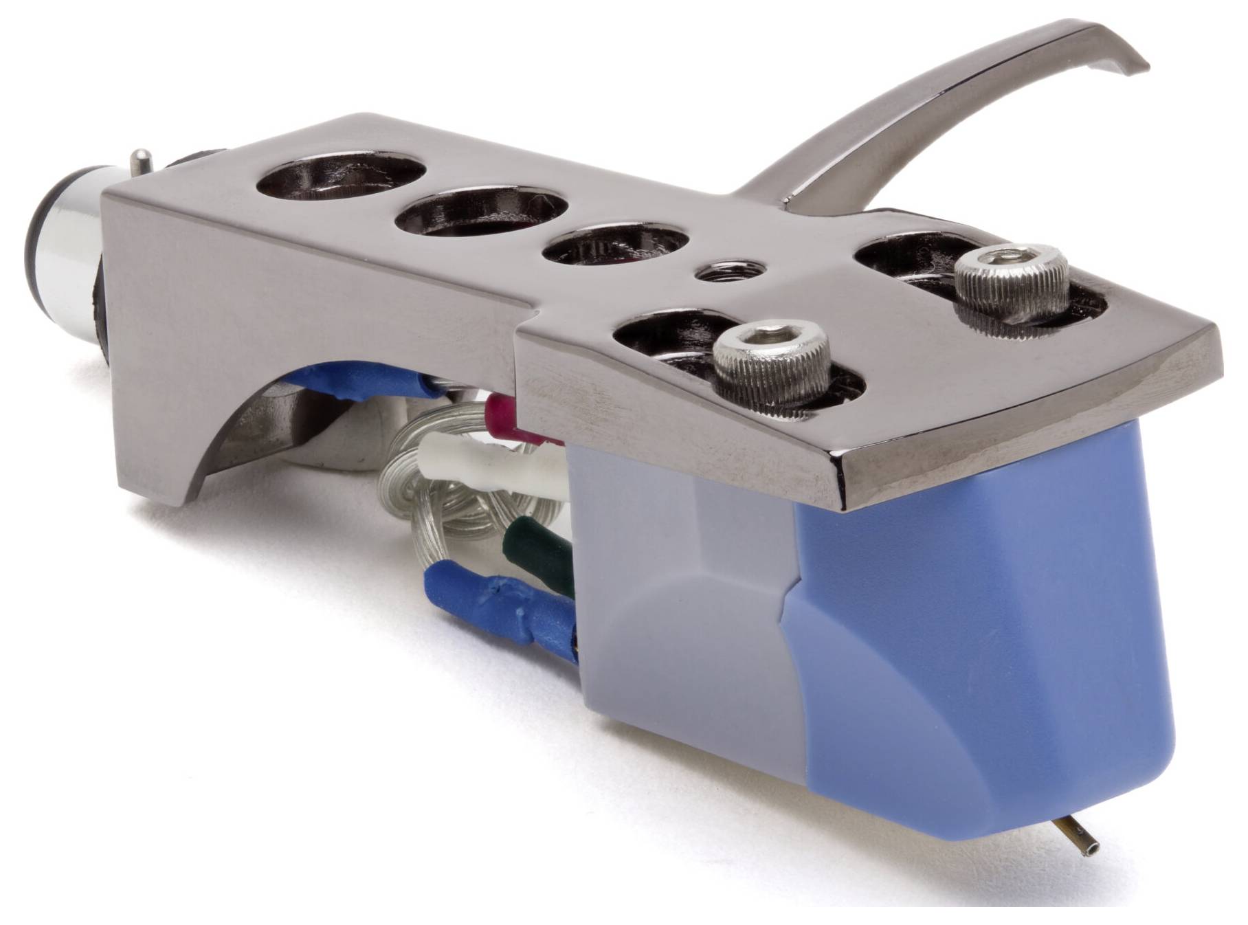 Eine Nahaufnahme eines Plattenspieler-Tonarms mit einer blauen Nadel, Metallschrauben und einem metallfarbenen Tonarm.
