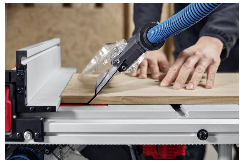 Eine Person führt ein Holzstück vorsichtig durch eine Kreissäge und positioniert die Hände, um die Kontrolle zu behalten, wobei der Fokus auf Sicherheit liegt.