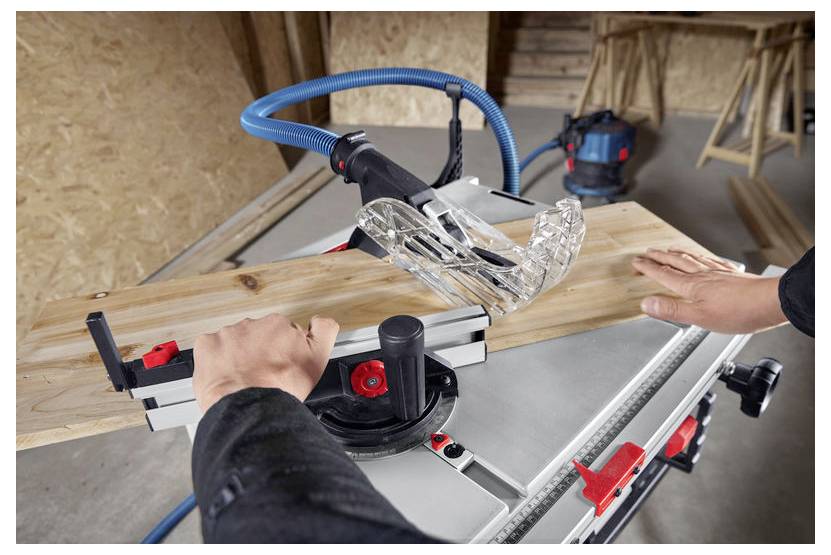 Eine Person verwendet eine Kreissäge, um ein Holzstück in einer Holzwerkstatt zu schneiden, mit deutlich sichtbaren Sicherheitsabdeckungen und Präzisionswerkzeugen.