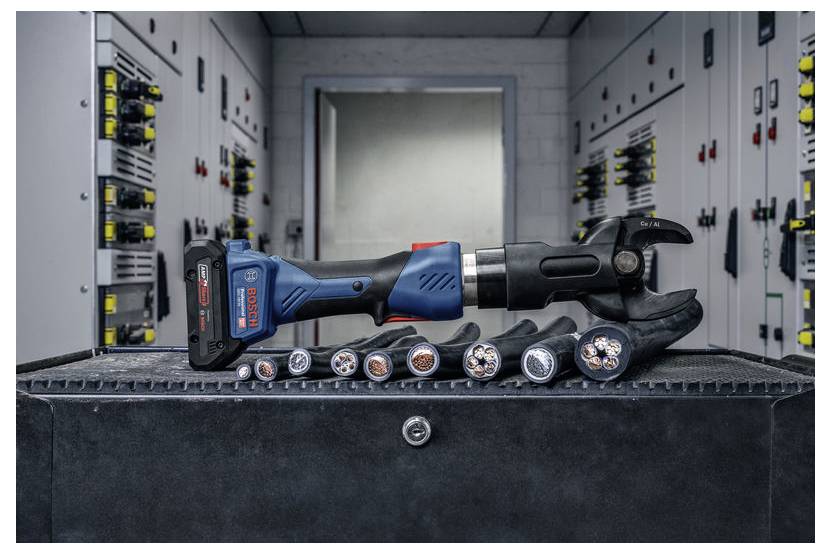 Ein Bosch-Elektrowerkzeug wird vor elektrischen Verteilerkästen präsentiert, mit sieben verschiedenen Kabelmustern, die auf einer schwarzen Oberfläche aufgereiht sind.