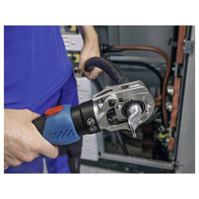 Eine Person bedient eine Kabelcrimpzange, um elektrische Kabel in einem Gerätegehäuse zu verbinden, was typische industrielle elektrische Arbeiten widerspiegelt.