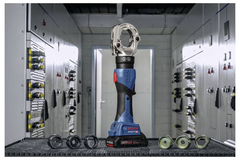 Batteriebetriebenes hydraulisches Crimpwerkzeug, präsentiert mit verschiedenen Einsätzen in einer industriellen Kontrollraumumgebung, das die Verwendung für Kabelverbindungen hervorhebt.