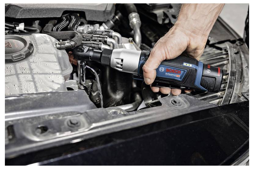 Eine Person, die ein Bosch-Elektrowerkzeug verwendet, um eine Komponente des Automotors einzustellen und dabei die Funktionalität und ergonomische Gestaltung des Werkzeugs demonstriert.