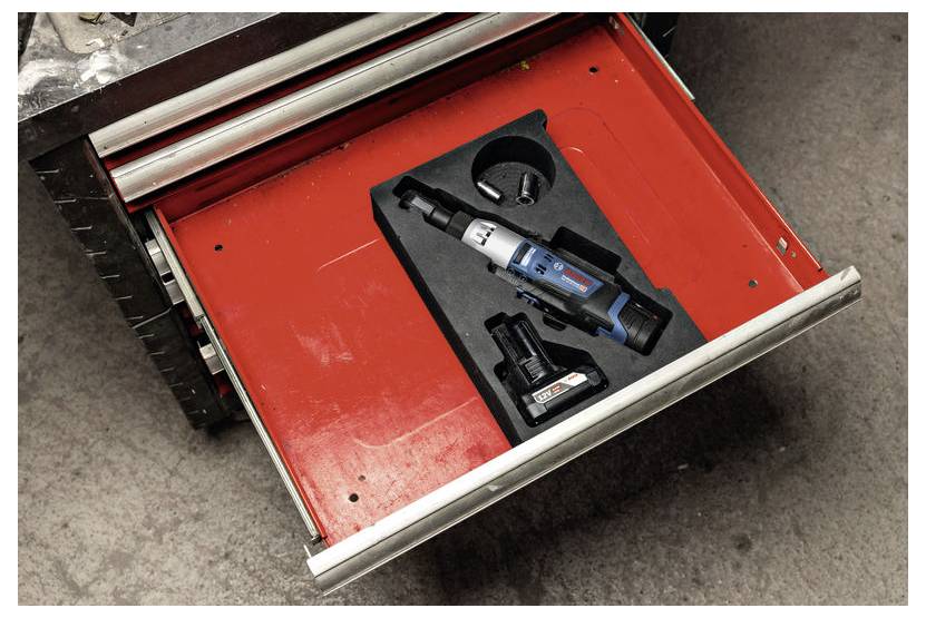 Werkzeugschublade mit roter Auskleidung, in der ein Akkuschrauber, ein Akku und ein Kreisaufsatz auf einer Schaumstoffeinlage liegen.