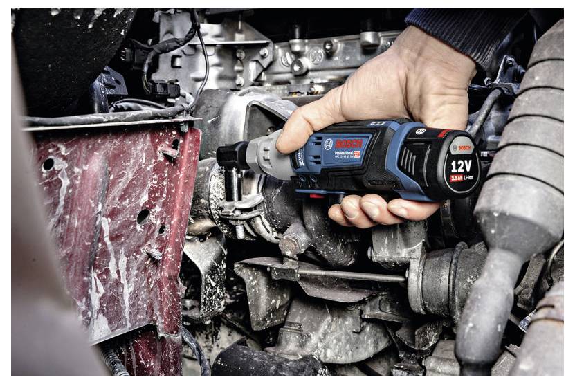 Eine Person verwendet ein kabelloses Elektrowerkzeug, um Anpassungen am Motor eines Fahrzeugs vorzunehmen und damit Wartungs- oder Reparaturarbeiten durchzuführen.