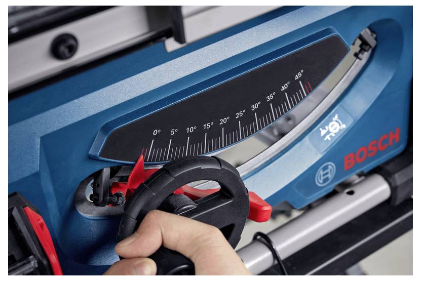 Eine Nahaufnahme einer Hand, die den Winkel einer Bosch Kapp- und Gehrungssäge einstellt, wobei eine Skala von 0 bis 45 Grad und ein roter Arretierungshebel zu sehen sind.