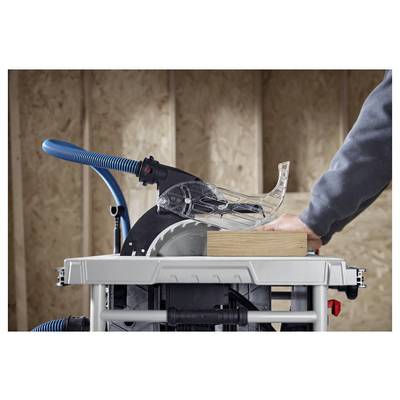 Eine Person verwendet eine Kreissäge mit Staubsaugeranbau, um in einer Werkstattumgebung eine Holzplanke zu sägen und dabei auf Sicherheitsmerkmale zu achten.