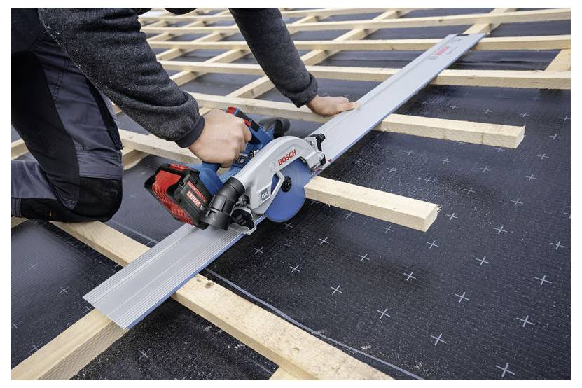 Eine Person verwendet eine Handkreissäge, um Holzbalken auf einem im Bau befindlichen Dach zu schneiden und damit eine Zimmermannsaufgabe in Arbeit zu demonstrieren.