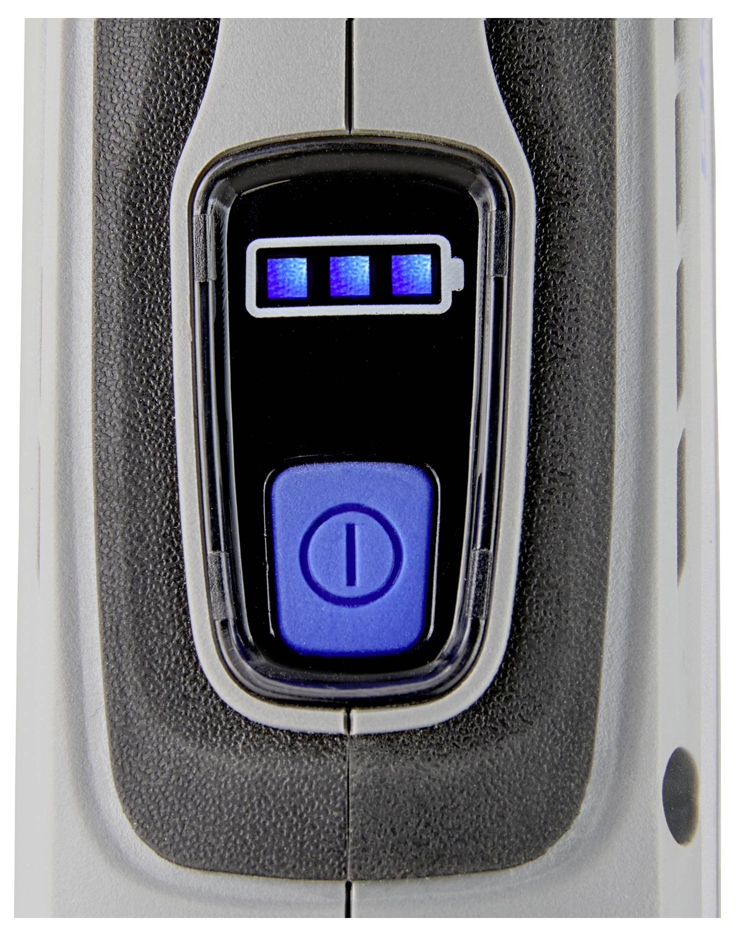 Nahaufnahme eines Gerätepower-Buttons und eines Batterieanzeigers, der den voll aufgeladenen Status mit drei blauen Balken zeigt.