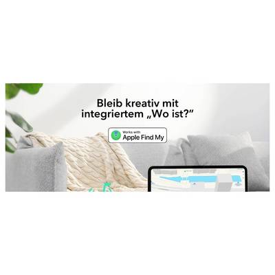 Sofa mit einer strukturierten Decke. Text lautet: Bleib kreativ mit integriertem "Wo ist?" Arbeite mit Apple Find My. Darunter ist ein Tablet mit einer Karte.